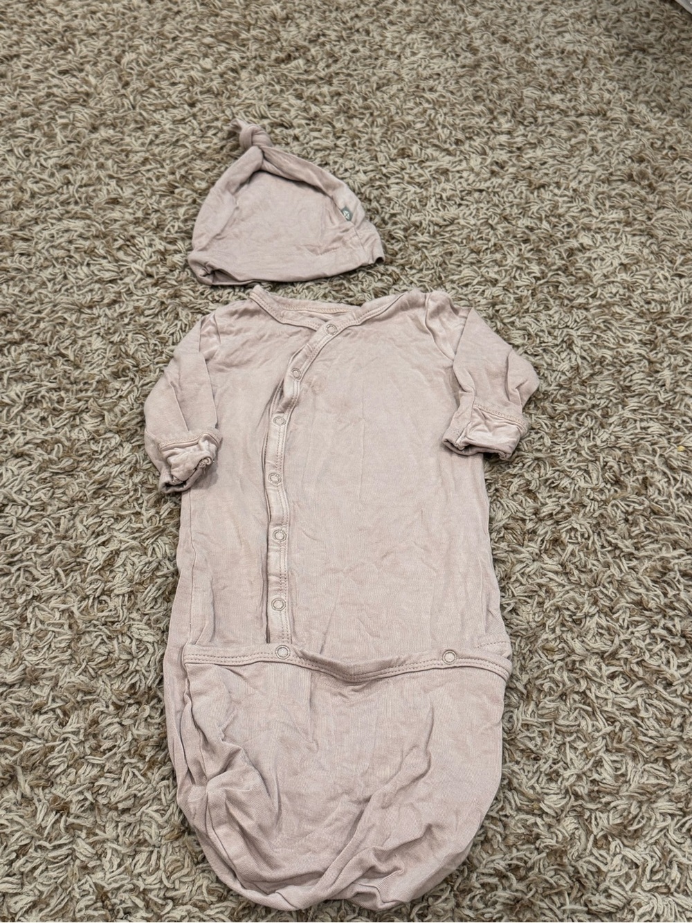Kyte baby Soft Pink Baby One-Piece Gown with Matching Knot Hat